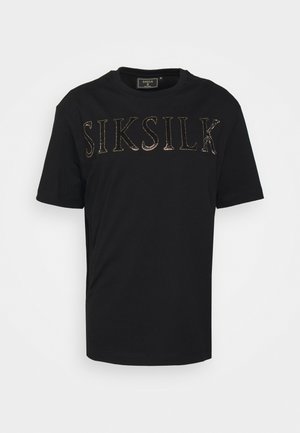 Schwarzes Baumwoll-T-Shirt mit kurzen Ärmeln und rundem Ausschnitt. Verfügt über das "SIKSILK"-Logo aus einem glänzenden, kontrastierenden Material auf der Brust.