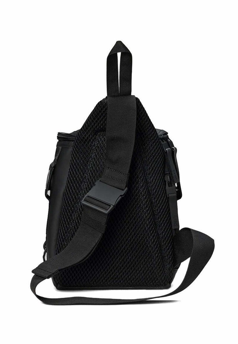 Sac noir en forme de triangle avec tissu en maille et accents lisses. Dispose d'une bandoulière réglable et d'une fermeture éclair, conçu pour un usage fonctionnel.