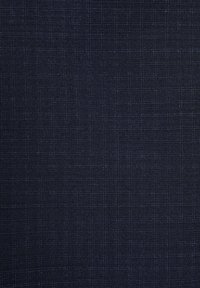 Tissu texturé bleu marine foncé avec un motif tissé subtil, présentant des épaisseurs de fil variées pour une apparence riche et tactile.