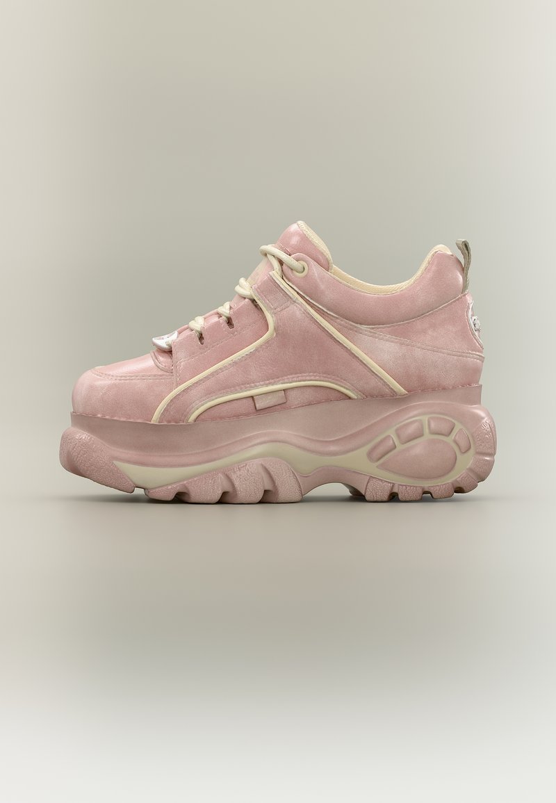 Ροζ σουέντ αθλητικό παπούτσι πλατφόρμα με παχιά υφή στην σόλα, κρέμ κορδόνια και μπεζ λεπτομέρειες, σε γκρι μονόχρωμο φόντο.