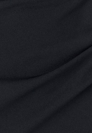 Tessuto nero con una texture liscia e opaca, che presenta pieghe morbide e sottili, adatto a varie applicazioni nell'abbigliamento.