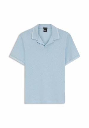 Polo azzurro chiaro a maniche corte con colletto morbido e sottili doppie strisce bianche su colletto e maniche, etichetta BOSS all'interno del collo.
