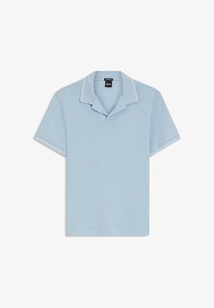 Polo azzurro chiaro a maniche corte con colletto morbido e sottili doppie strisce bianche su colletto e maniche, etichetta BOSS all'interno del collo.