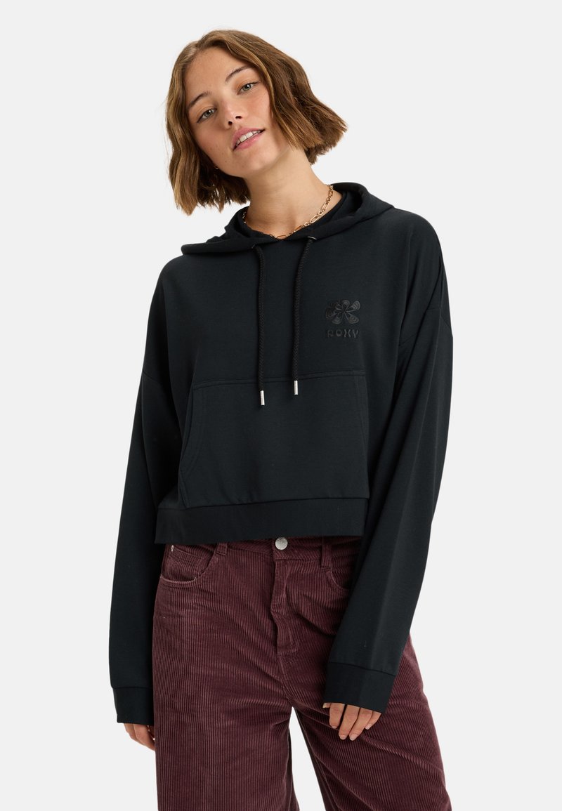 Czarna skrócona hoodie z miękkiego materiału, z przednią kieszenią typu kangur, regulowanym kapturem ze sznurkiem i tonalnym logo na klatce piersiowej.