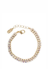 Armbånd i guldfarvet metal med en række klare, iriserende krystaller i klofatning, med lobsterlås og justerbar kæde til lukning.