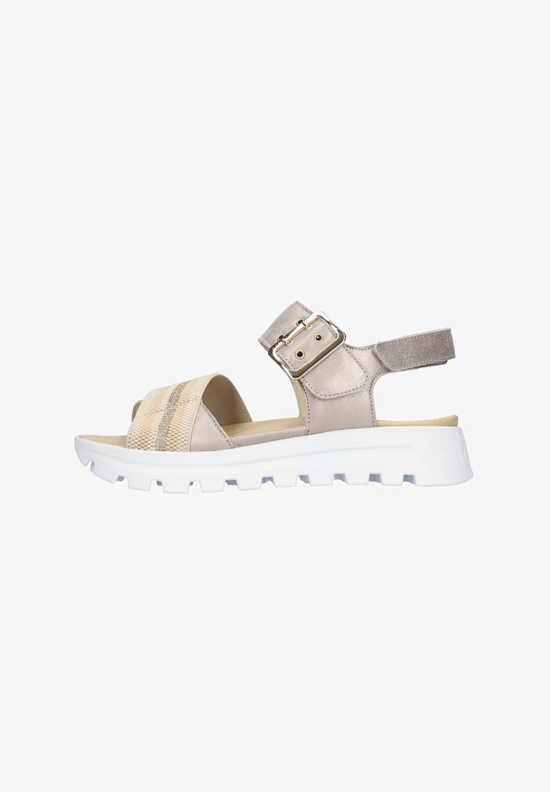 Beige sandaal met een gestructureerde stoffen band, verstelbare enkelgesp en een witte rubberen zool met een robuust profiel voor grip.