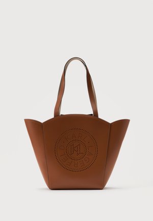 Brun lærveske med to håndtak og et perforert sirkulært logodesign foran mot en ensfarget hvit bakgrunn.