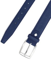 Een marineblauwe suède riem met een gladde textuur, een zilveren rechthoekige gesp en meerdere verstelgaten langs de band voor maatvoering.