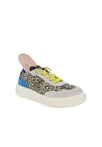 Sneakers w nadrukiem w panterkę z połączeniem szarych, czarnych i niebieskich paneli. Posiada żółte sznurówki i grubą białą gumową podeszwę. Pasujący model bez zapięcia.
