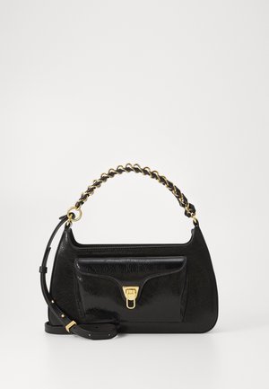 Borsa a tracolla in pelle nera con finitura testurizzata, hardware dorato, tasca frontale e manico decorato con catena. Include una tracolla regolabile.