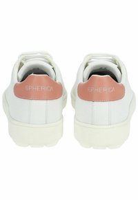 Bílé tenisky s kontrastní růžovou patní částí, hladkým koženým svrškem, kulatou špičkou a bílou gumovou podrážkou. Logo na patě.