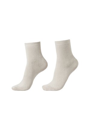 Par de calcetines beige hasta el tobillo con textura acanalada, mostrados sobre un fondo blanco.