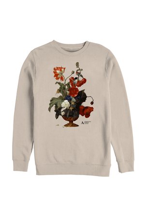 Jasnobeżowy sweter z szczegółowym kwiatowym nadrukiem przedstawiającym czerwone, białe i niebieskie kwiaty w ciemnym, ozdobnym wazonie.