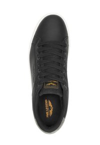 Zwarte leren sneakers met een witte rubberen zool, voorzien van veters, een gestructureerde bovenkant en een label met gouden accenten aan de binnenkant.