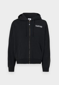 Μαύρο φούτερ με φερμουάρ, διαθέτει κουκούλα με κορδόνι, μπροστινές τσέπες και κεντημένο λογότυπο στο αριστερό στήθος· κατασκευασμένο από μαλακό ύφασμα με λεία υφή.