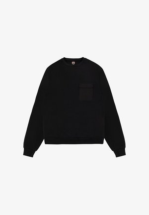 Felpa nera a maniche lunghe con scollo rotondo, polsini a costine e una tasca frontale con patta a ribalta. Realizzata in tessuto morbido.