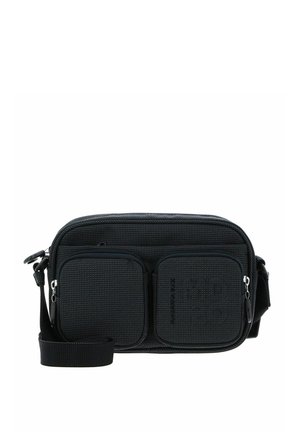 Borsa a tracolla nera con finitura testurizzata, due tasche frontali con zip e tracolla regolabile su sfondo bianco.
