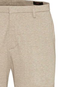 Bežové kalhoty z texturované látky s poutky na opasek, předním zipem a minimalistickými detaily bočních kapes.