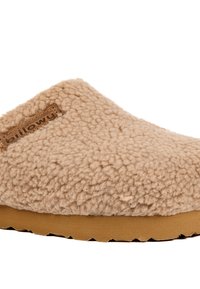 Chausson beige avec un dessus en polaire texturée douce et une semelle en caoutchouc tan. Présente une petite étiquette logo sur le côté. Design simple et facile à enfiler.