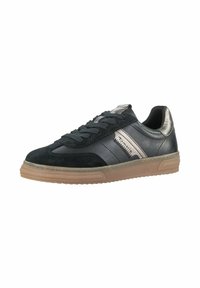 Sneaker nera e grigio metallizzato con suede e pelle liscia, caratterizzata da un design con lacci e una suola in gomma testurizzata, stilizzata per un look casual.