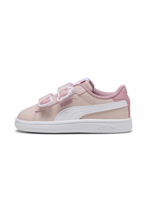 Baskets en cuir rose avec accents blancs, dotées de double bandes Velcro et d'éléments décoratifs. Semelle en caoutchouc et doublure en mesh texturé.