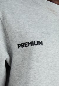 Jack & Jones PREMIUM JPRBLAHARVEY BRANDING CREW UNISEX - Melegítőfelső - light grey melange
