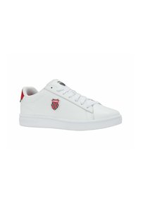 Sneaker bianche con una tomaia in pelle liscia, accenti rossi sul tallone, lacci bianchi e un dettaglio con logo a scudo sul lato esterno.