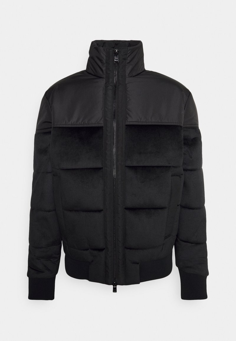 Černá péřová bunda s vysokým límcem, prošívaným designem, hladkým vrškem a žebrovanými manžetami a lemem pro pohodlné nošení.