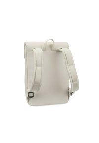 Světle šedý batoh se strukturovaným designem, látkovým materiálem, nastavitelné popruhy, horní rukojeť a bezpečné boční zapínání na přezku.