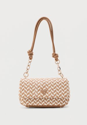 Sac bandoulière tissé beige et blanc avec motif texturé, fermeture à rabat, accents en chaîne dorée, sangle en cuir brun nouée, et logo Guess à l'avant.