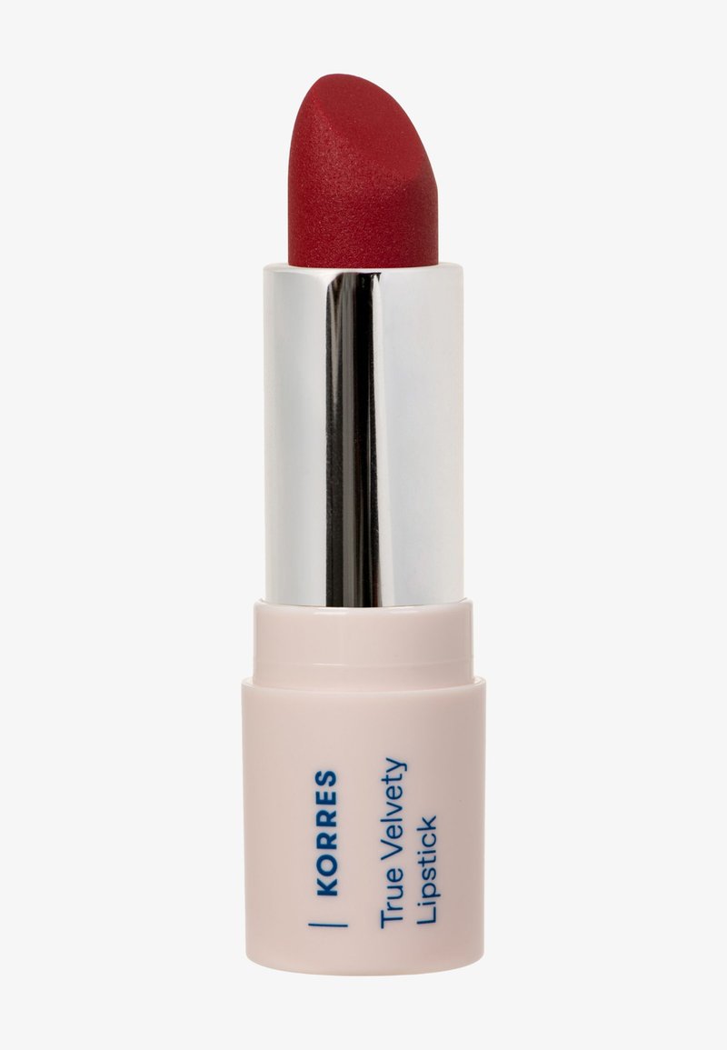 KORRES True Velvety Lipstick in una tonalità rossa, racchiuso in un tubetto rosa chiaro con accenti argentati e una texture liscia. Punta arrotondata per un'applicazione precisa.