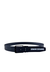 Cintura sintetica blu navy con una superficie liscia, dotata di una fibbia argentata e il testo bianco "ARMANI EXCHANGE" sulla cinghia.