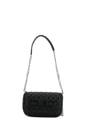 Borsa a tracolla nera trapuntata con tracolla a catena argentata e manico imbottito con borchie metalliche, con la scritta "CULT" in rilievo sul davanti.