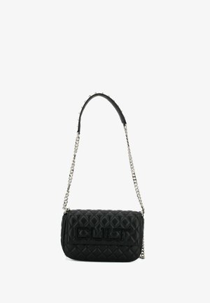 Borsa a tracolla nera trapuntata con tracolla a catena argentata e manico imbottito con borchie metalliche, con la scritta "CULT" in rilievo sul davanti.