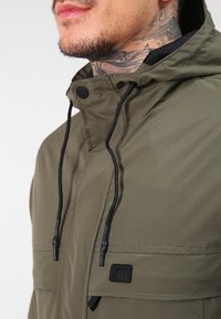 Redefined Rebel Lichte jas - olive