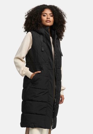 Gilet long matelassé noir avec capuche, doté d'une fermeture éclair avant, de poches latérales et d'une coupe décontractée. Fabriqué en matériau léger et chaud.