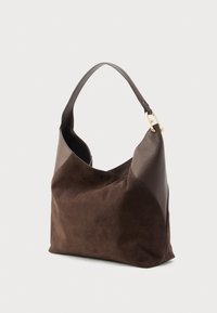 Bruine leren handtas met een nonchalante vorm, met een textuurafwerking, gladde accenten en een enkele schouderriem met gouden bevestigingen.