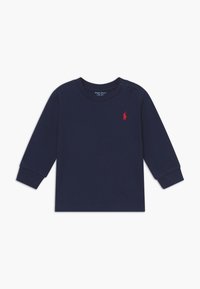 Mörkblå långärmad tröja för småbarn i bomullsmaterial, med rund halsringning, ribbstickade muddarna och en liten röd broderad logotyp. Tryckknapp på axeln.