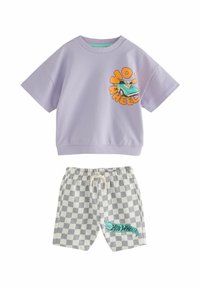 Lavendel bomulds t-shirt med korte ærmer og "Hot Wheels" grafik. Sammen med grå og hvid ternede shorts med logo detalje.