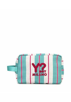 Beauty case rettangolare a righe turchese, bianco e rosa con manico laterale e logo rosso "Y? Not Milano" sul davanti.