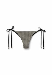 Bas de bikini à rayures noires et blanches avec fermetures à nouer. Présente des fines lanières latérales et de petits accents décoratifs aux extrémités.
