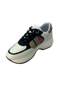 Sneaker con tomaia in pelle bianca, lacci neri e accenti in tessuto dal motivo color oro, rosso e verde. Suola spessa bianca, design con punta rotonda.