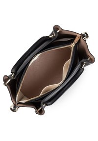 Zwarte leren handtas met goudkleurige hardware, voorzien van een open bovenkant, een binnenzak met rits en een textuurvoering in lichtbeige.