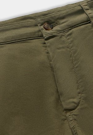 Pantaloni di cotone verde oliva con una texture liscia, dotati di chiusura con bottone metallico in vita e tasche frontali cucite.