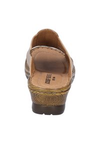 Bruine leren sandaal met een houten patroon in de zool, open achterkant en gestikte accenten. Comfortabele, gevoerde voetbed zichtbaar aan de binnenkant.