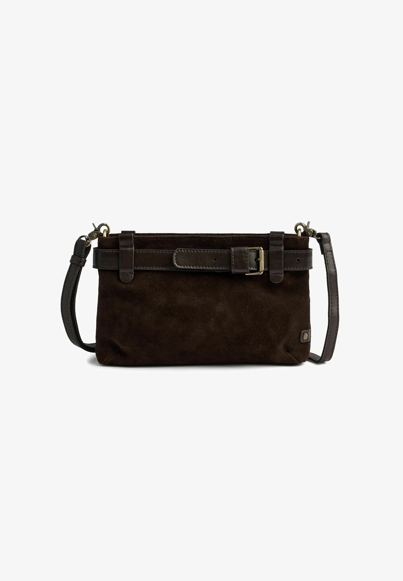 Tamsiai rudas zomšinis petinis krepšys su reguliuojamu odiniu diržu ir dekoratyvine odine juosta su sagtimi priekyje.