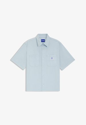 Hellblaues kurzärmeliges Hemd mit Knöpfen und zwei Fronttaschen, von denen eine ein kleines weißes Etikett mit der Aufschrift "HUGO" trägt.