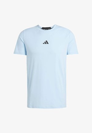 T-shirt bleu clair à manches courtes en tissu lisse, arborant un logo Adidas noir sur la poitrine. Encolure ronde classique, design minimaliste.