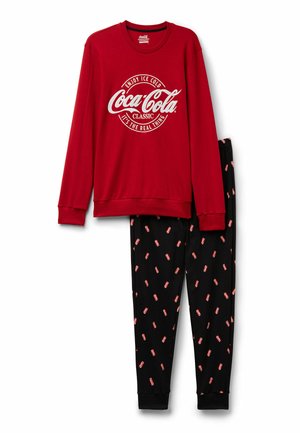 Roter Sweatshirt mit weißem Coca-Cola-Logo, kombiniert mit schwarzen Hosen, die verstreute Grafiken von roten Coca-Cola-Dosen aufweisen. Das Set besteht aus weichem Stoff.