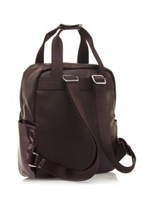 Zaino in pelle marrone con texture, dotato di spallacci regolabili, fibbie in argento e una tasca laterale. Presenta una finitura liscia su un lato.